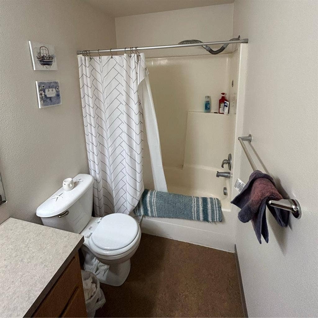 Room for rent in 5 bedroom House