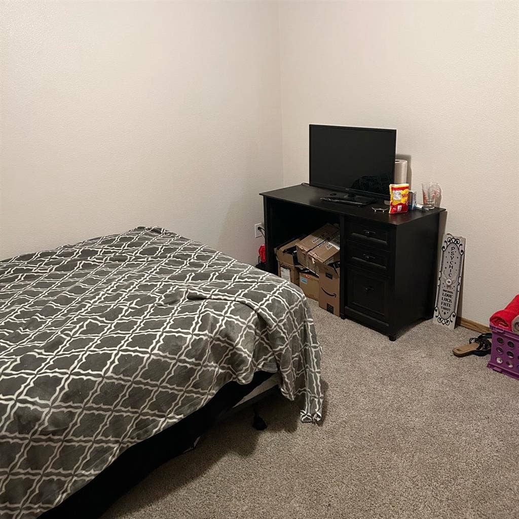 Room for rent in 5 bedroom House