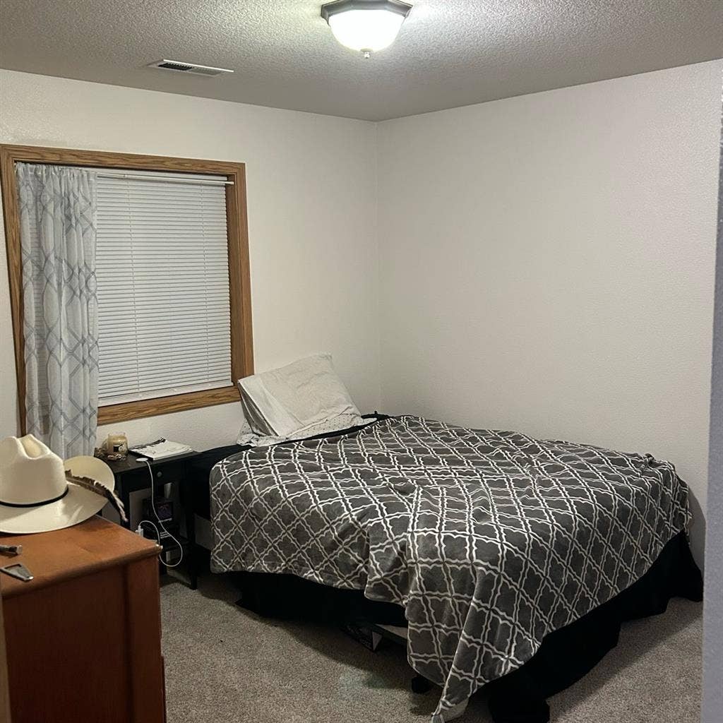 Room for rent in 5 bedroom House