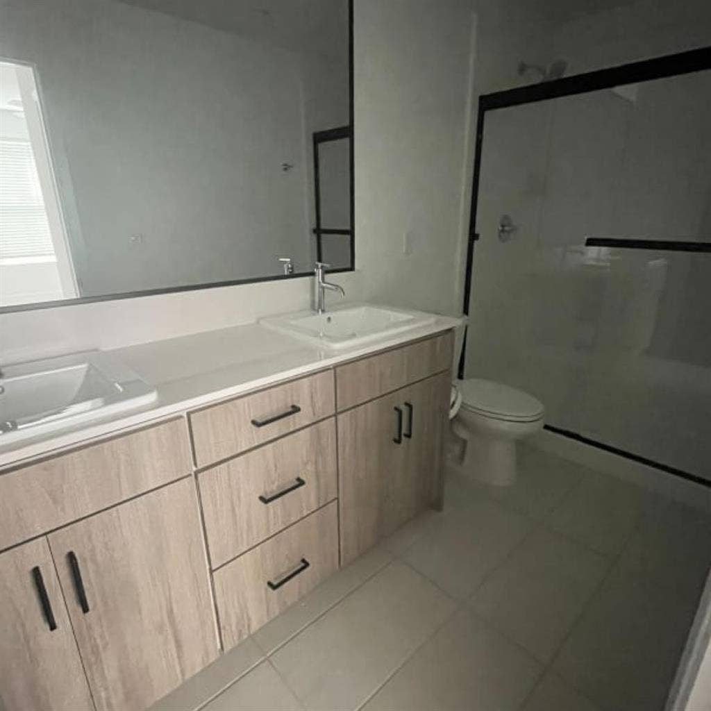 Primary suite w/ private bathroom