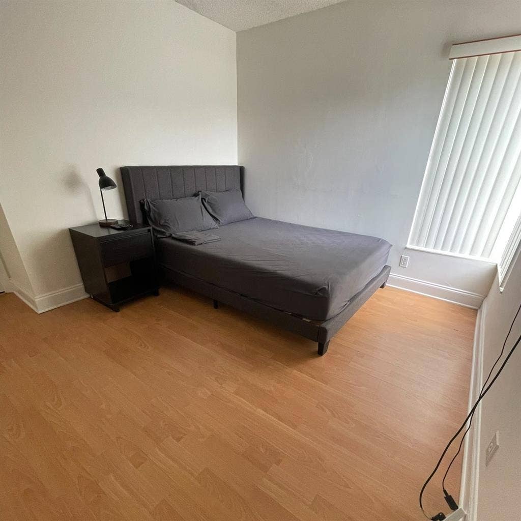 Looking for a roomate