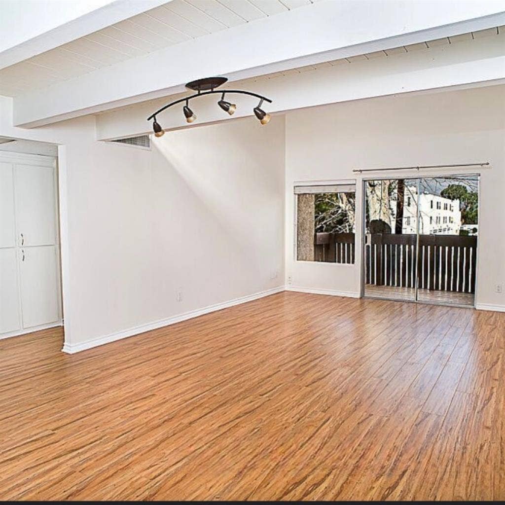 Tarzana- bedroom for rent