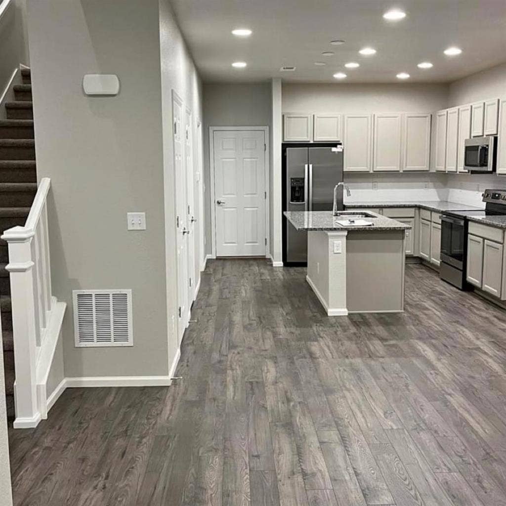 Room for Rent in New Townhome (DIA)