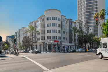 Luxurious Apartment in Miracle Mile