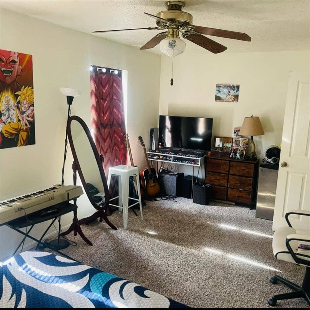 Room for rent available January 1st