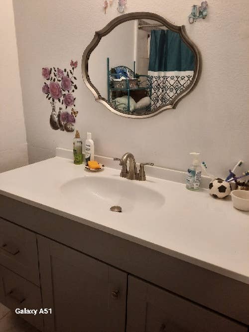 Room for rent with chare bathrooms