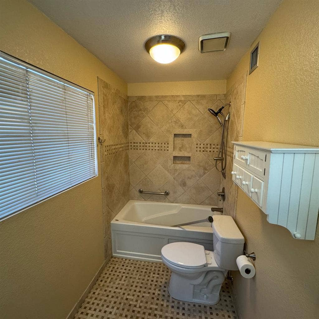 Private room w/ en suite bathroom