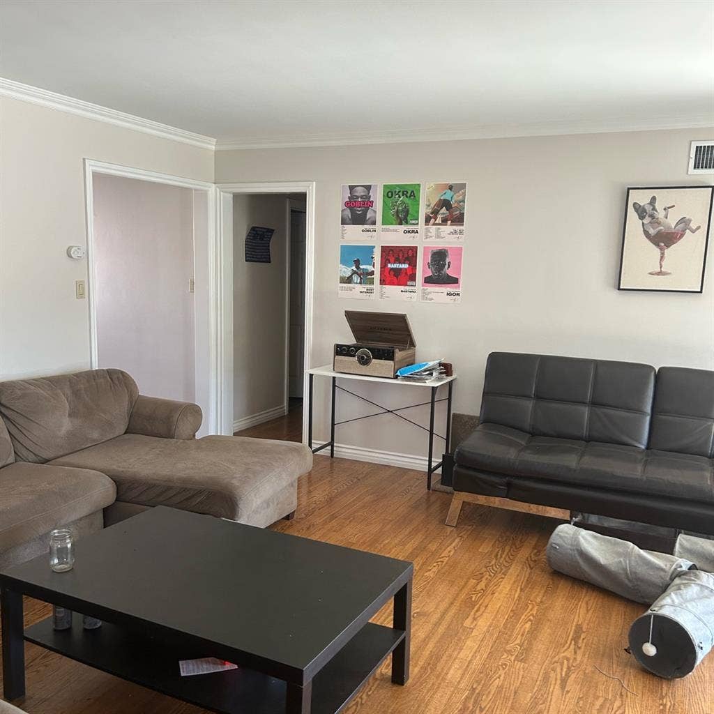 Looking for 2 roommates in Orange!!