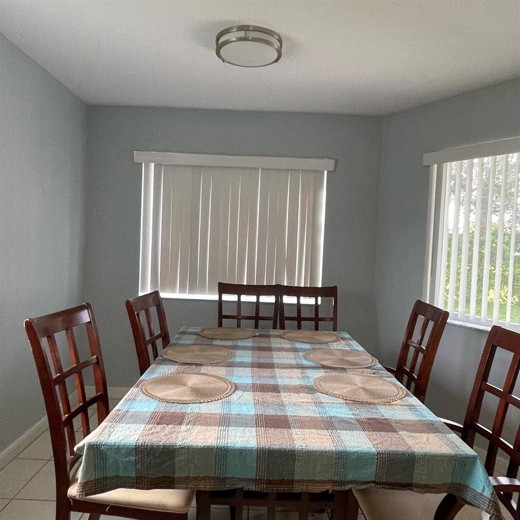 ROOM AVAILABLE IN CORAL SPRINGS