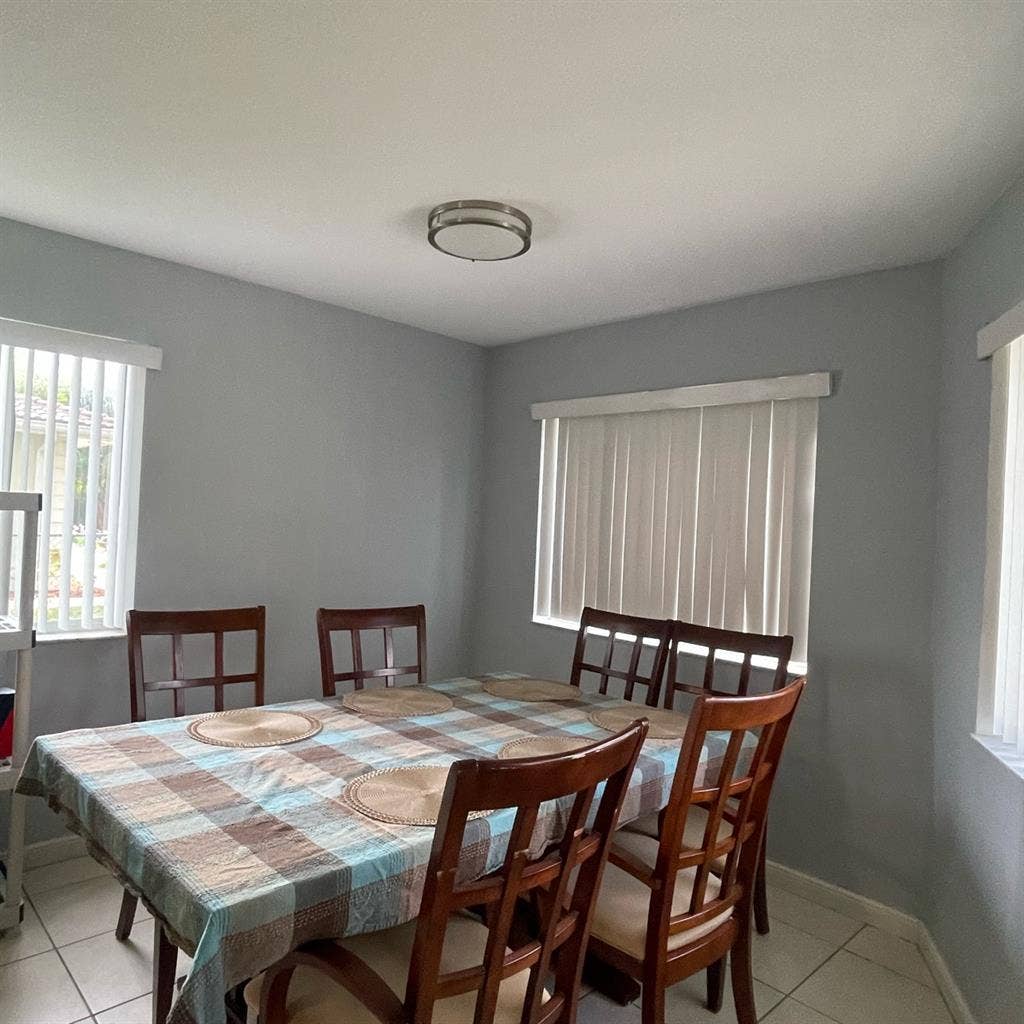 ROOM AVAILABLE IN CORAL SPRINGS