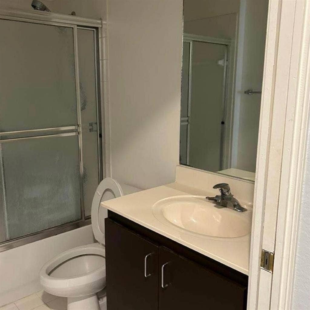 ROOM AVAILABLE IN CORAL SPRINGS