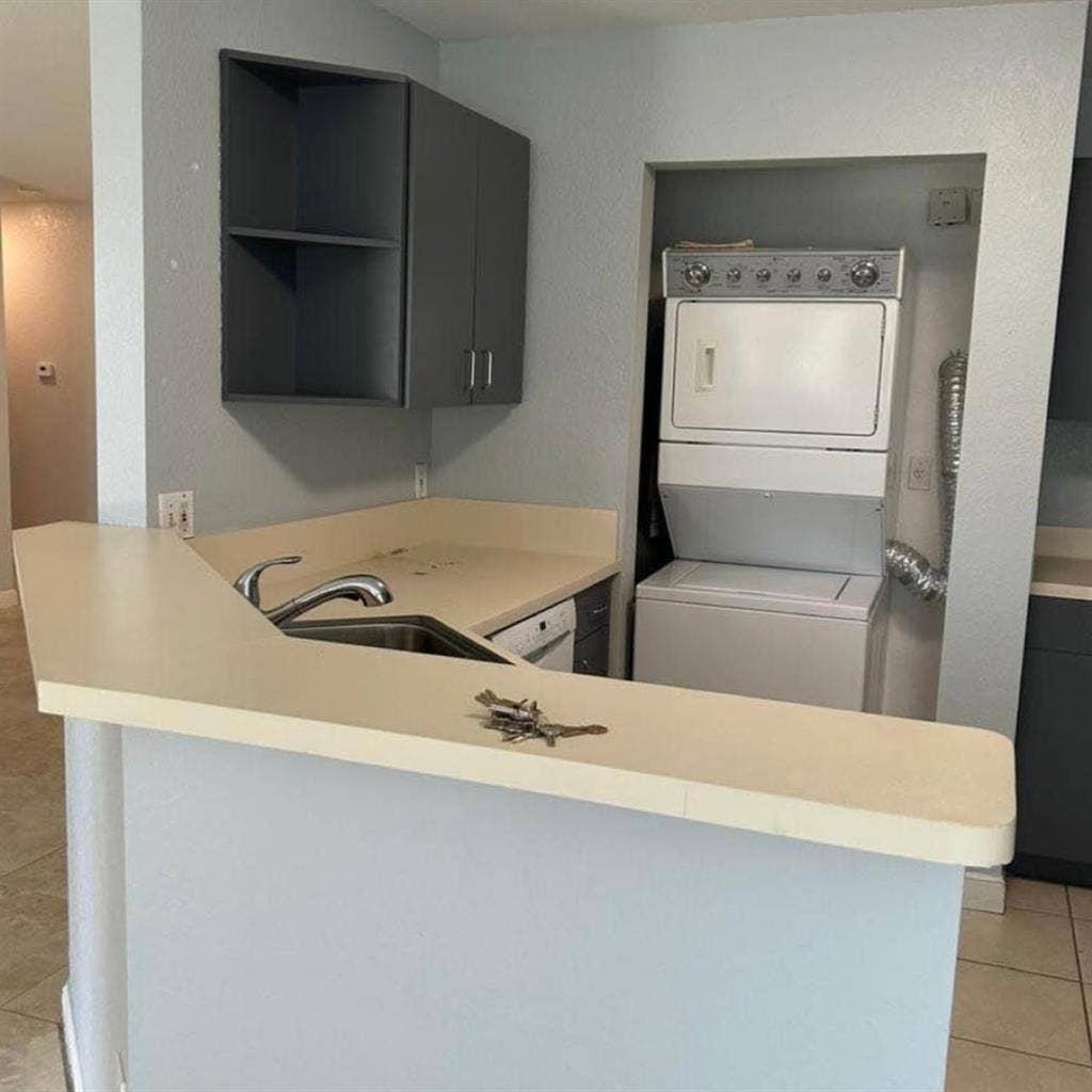 ROOM AVAILABLE IN CORAL SPRINGS