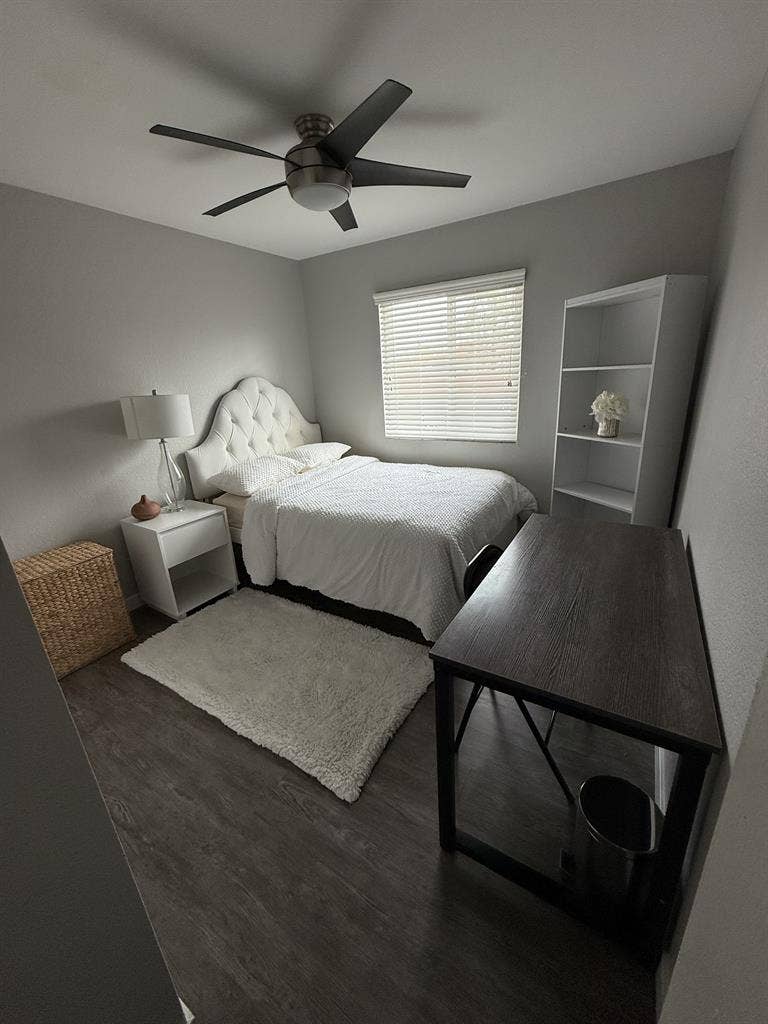 Looking for a female roommate