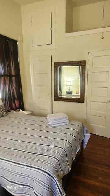 Room w shared bath (Hyde Park)