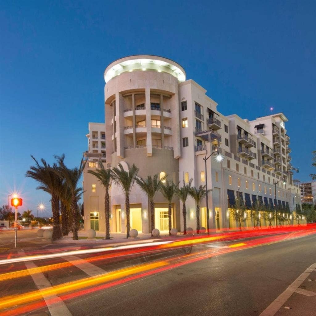 Bath w/ Balcony & Amenities