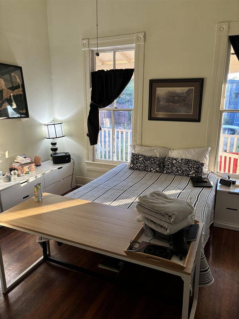 Private room/shared bath -Hyde Park