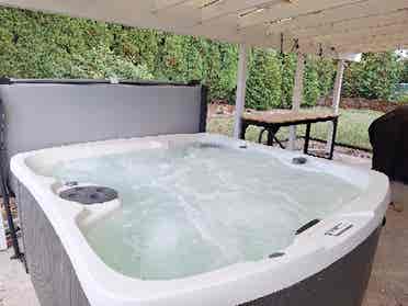 Easy I-5 Access! Hot tub, Safe Neig