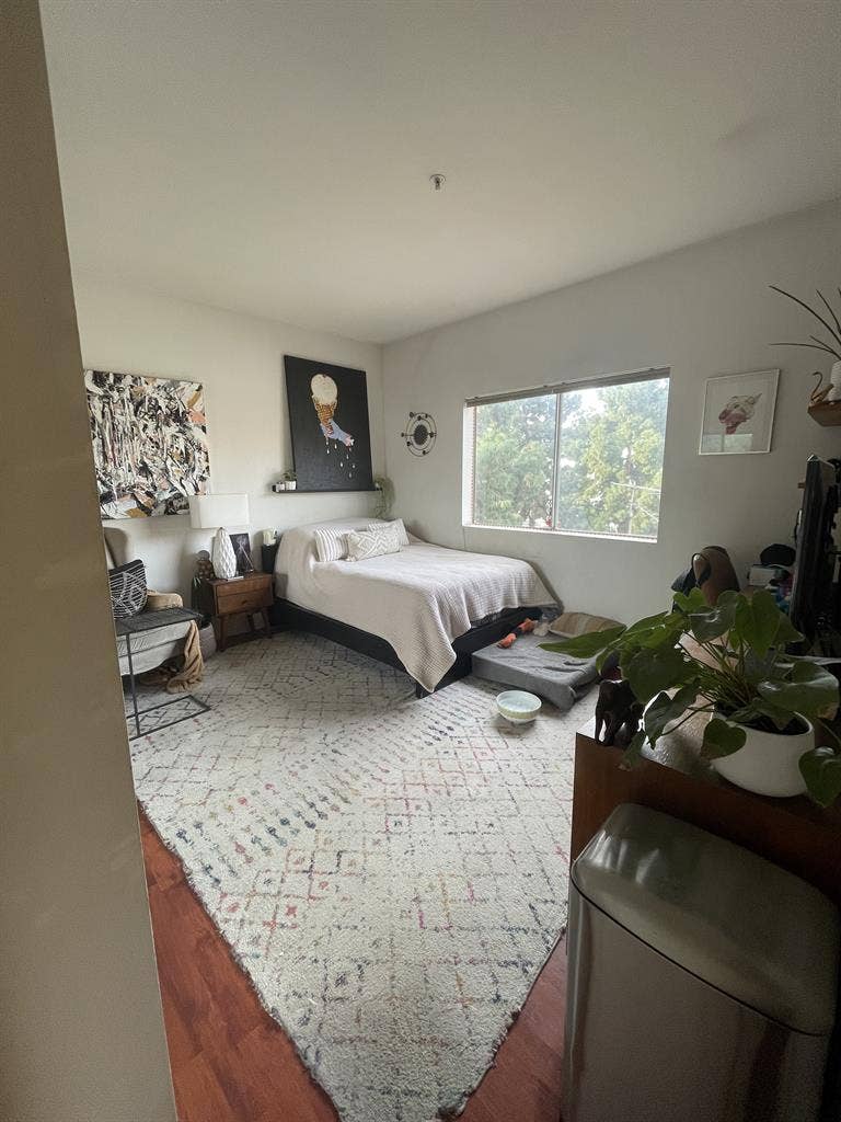 MASTER BEDROOM W/ BR & WALK IN CLOS