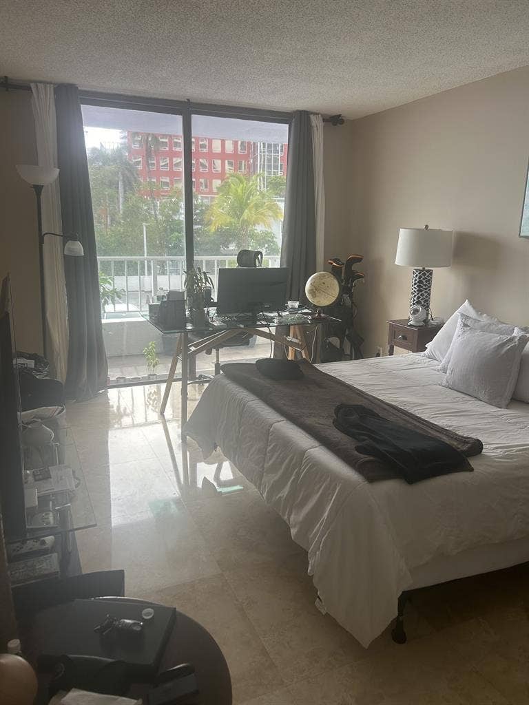 Beautiful Brickell Apartment Avail