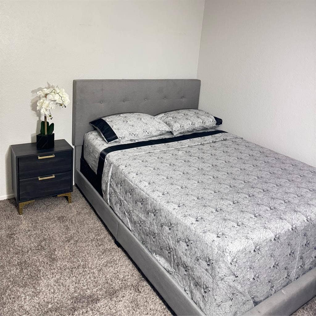 Large Bedroom FEMALES only