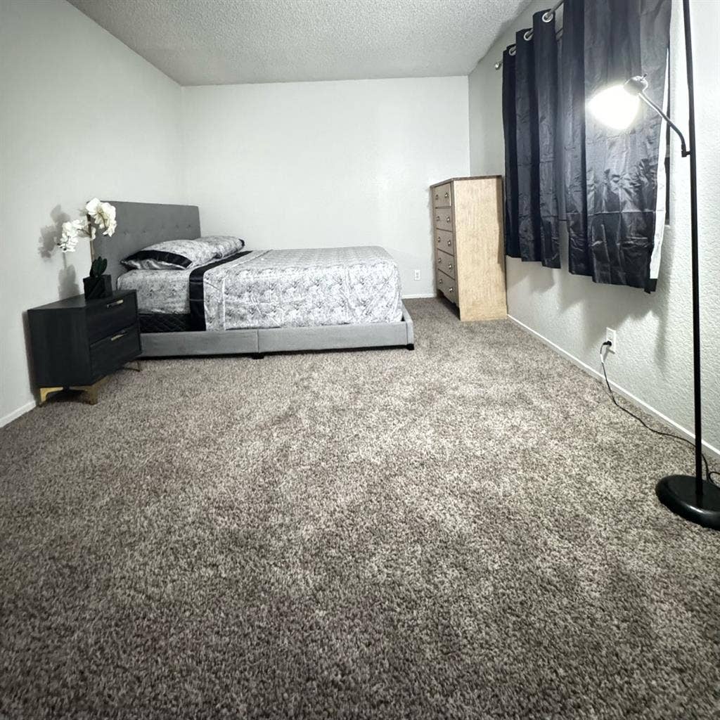 Large Bedroom FEMALES only