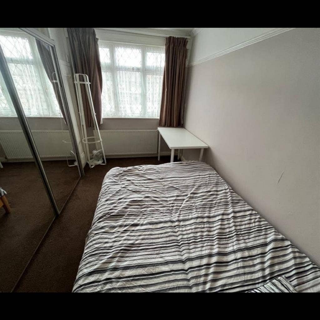 Double room in 3 bedroom house