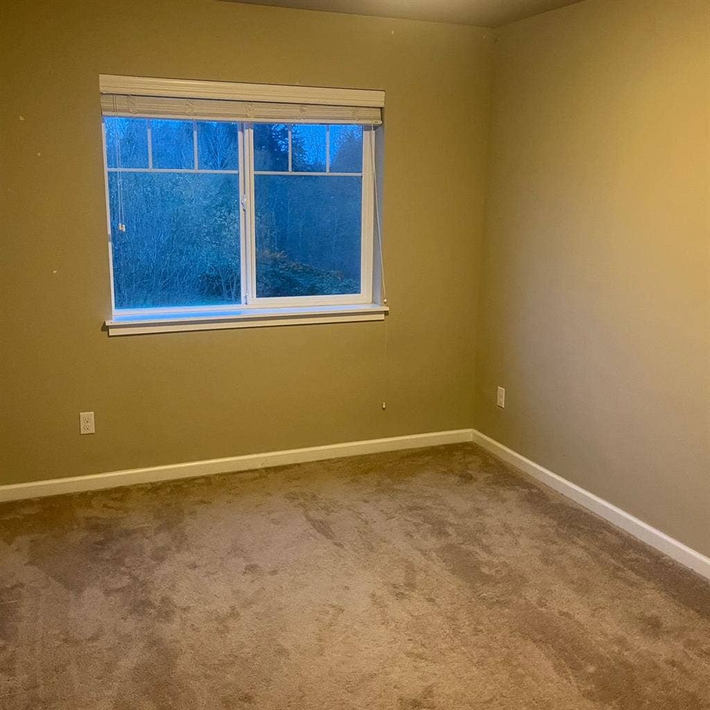 Room for rent spacious townhome