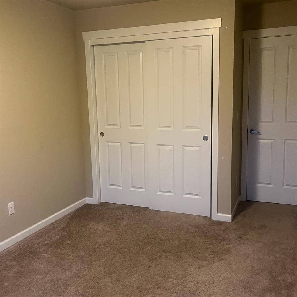 Room for rent spacious townhome