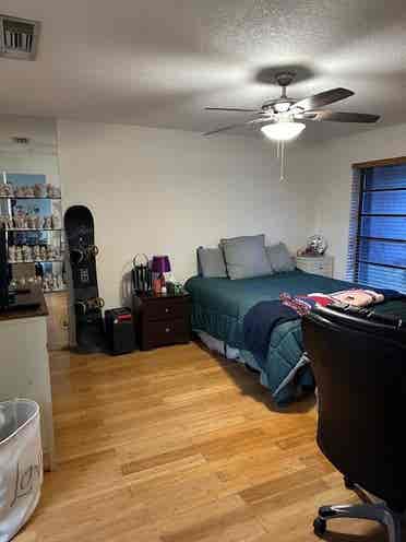 Large Room For Rent