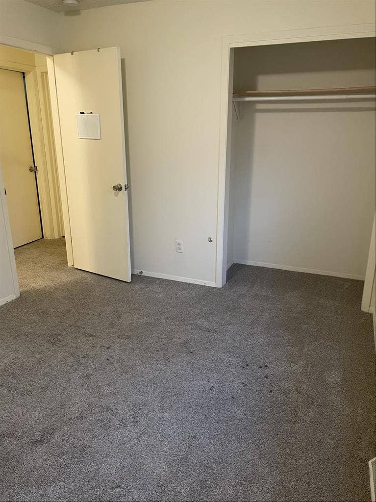 Private bedroom in
3 bedroom house