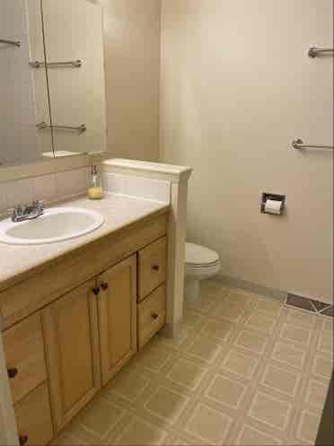 Private bedroom in 
3 bedroom house