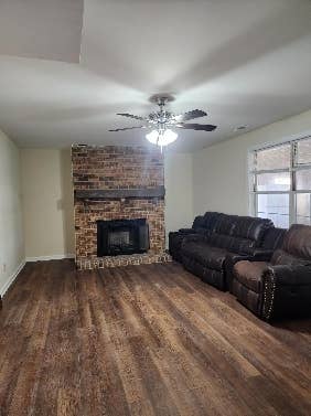 Room for rent available Dec 1st