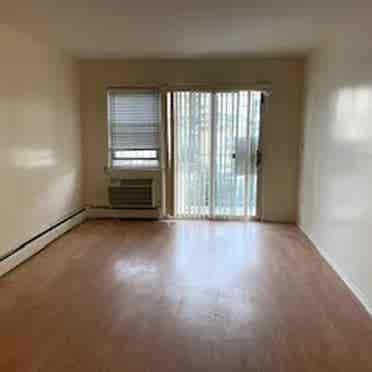 Room available in Woodside queens