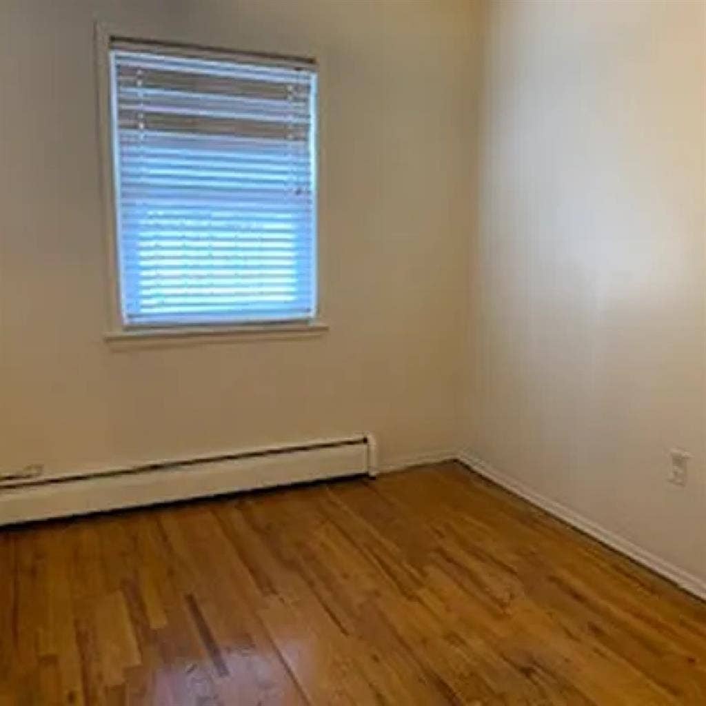 Room available in Woodside queens