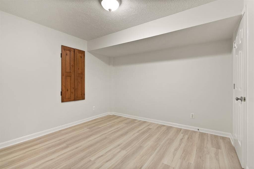 Basement Suite in Modern Townhouse