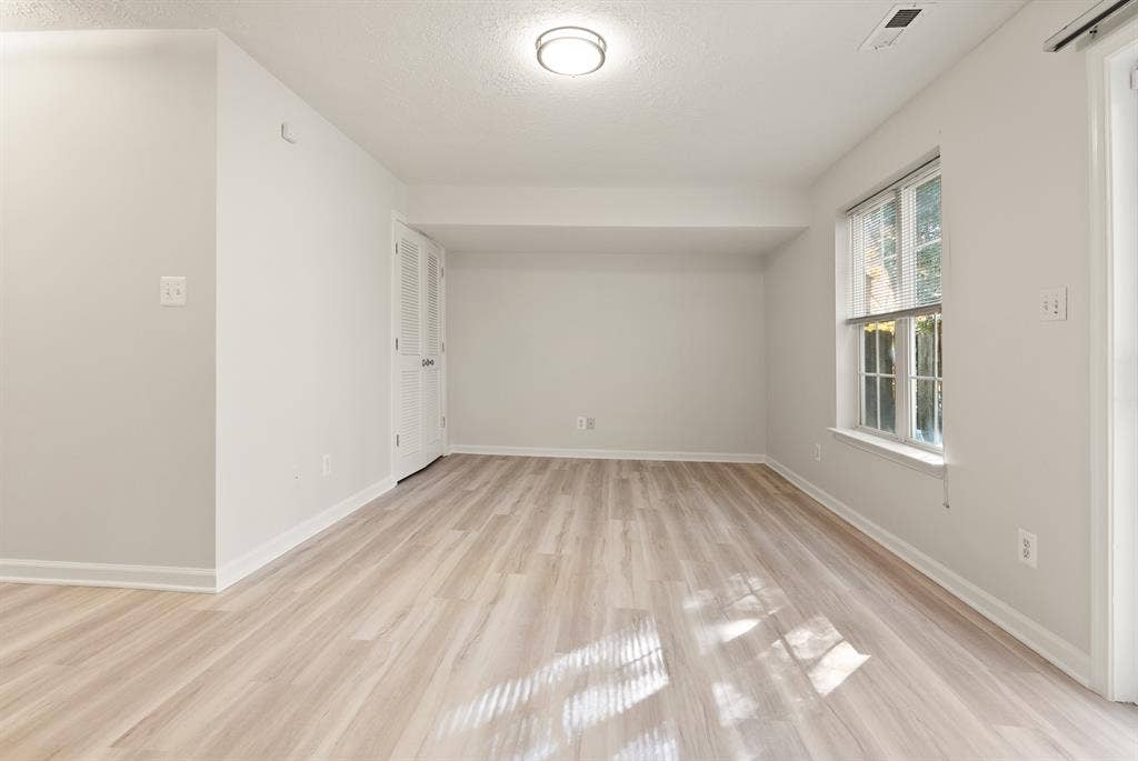 Basement Suite in Modern Townhouse