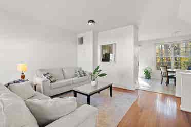 Basement Suite in Modern Townhouse