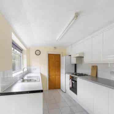 Cosy 3-bed flat - Room available