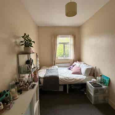 Cosy 3-bed flat - Room available