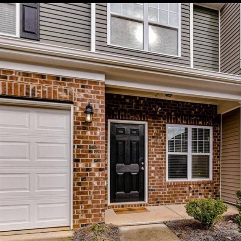 2 Bedroom townhouse-Northlake mall