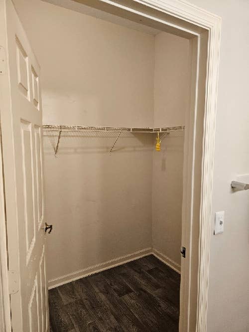 Room available w/ private bathroom