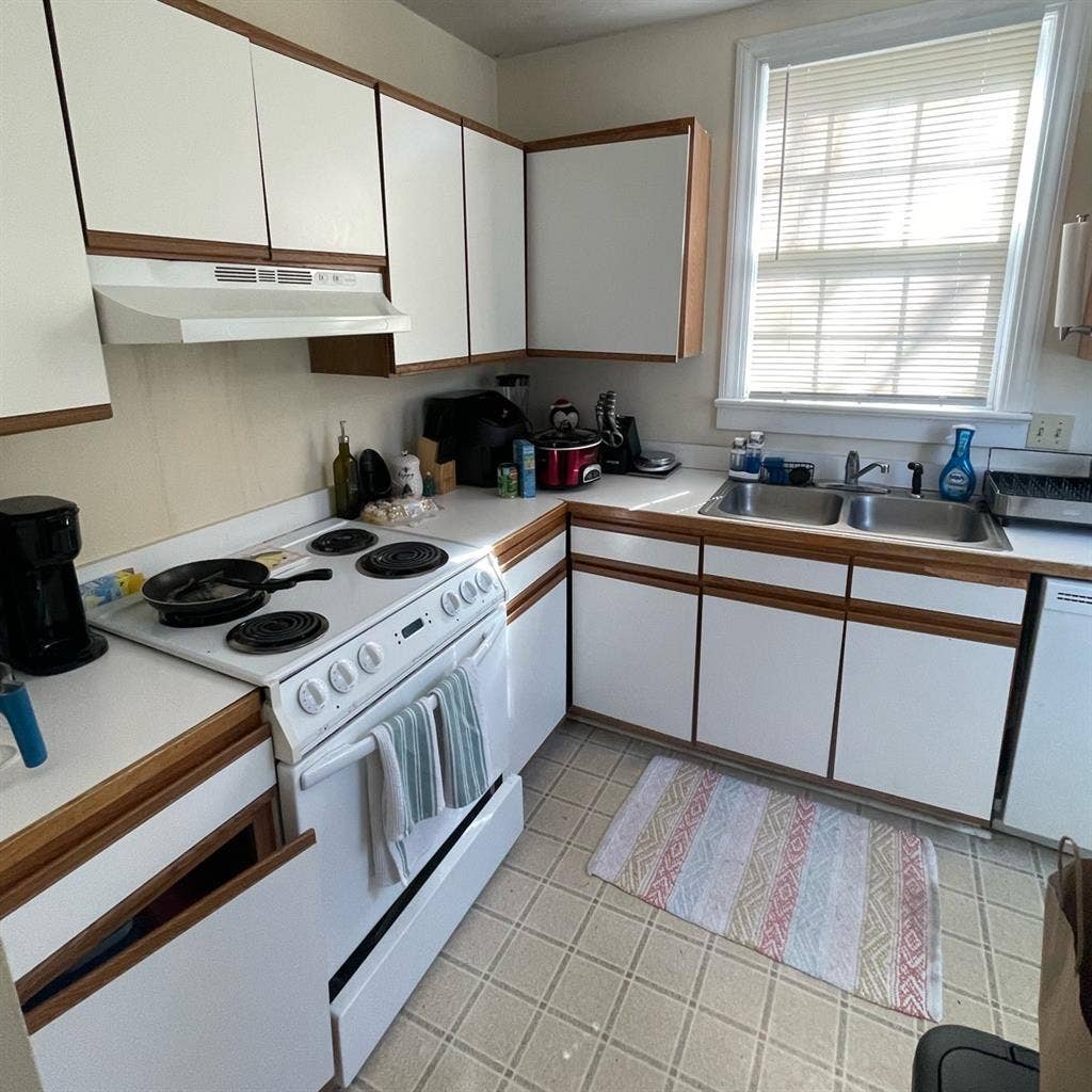 Room for rent- Downtown Charleston!