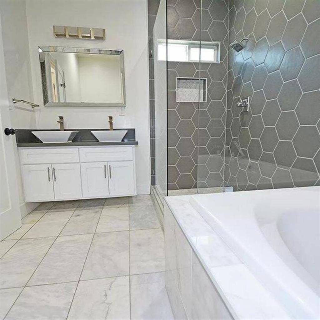 Private Master B
edroom w/ Jet Tub!