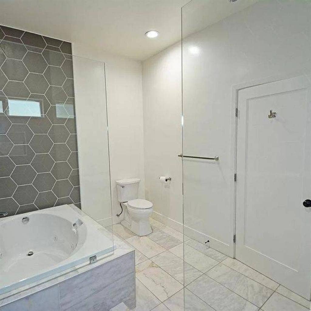 Private Master B
edroom w/ Jet Tub!