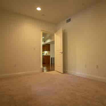 Private room in safe 2br/2ba condo