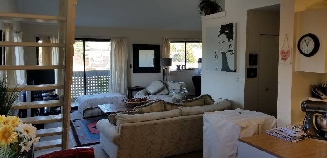 Seeking roommate share
 apt Sidney