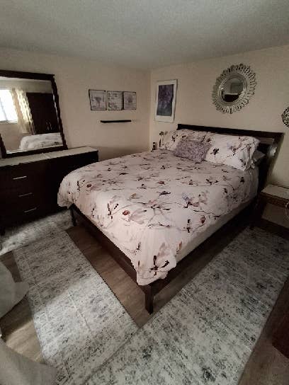 Seeking roommate share
 apt Sidney