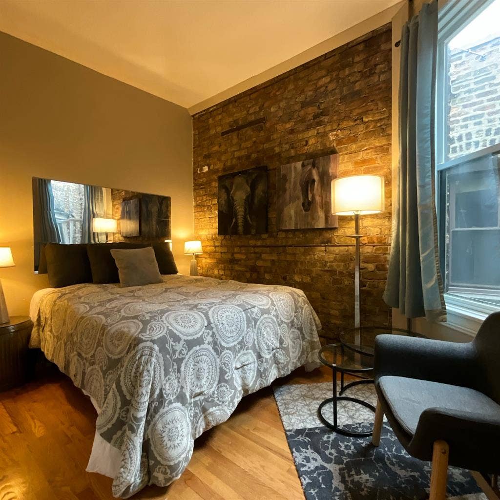 2-Rooms in Lakeview Utilts Included