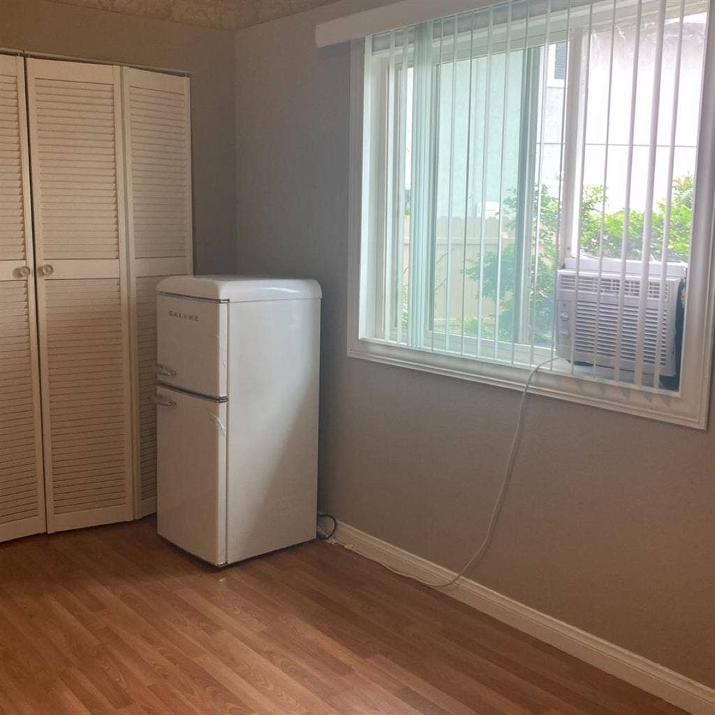 Beautiful large room for rent!