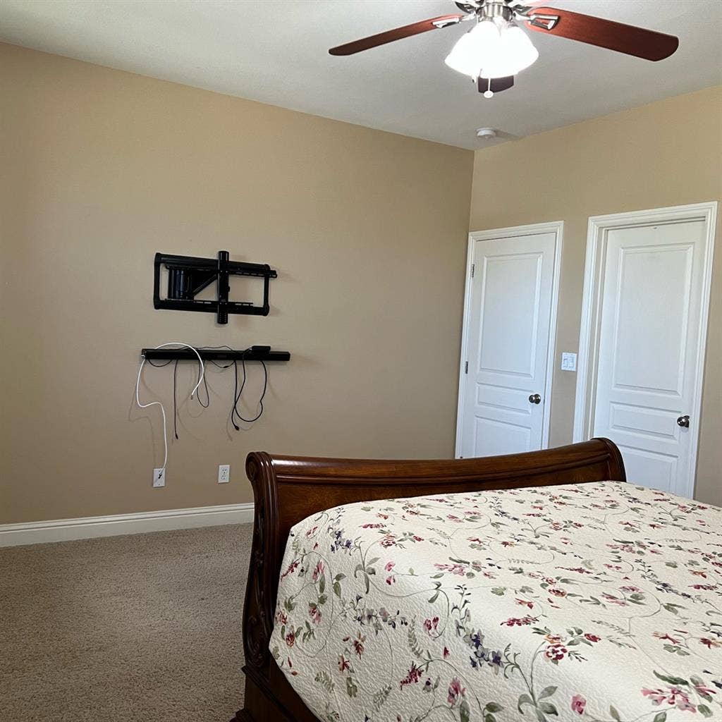 Upstairs Master Bedroom/Full Bath